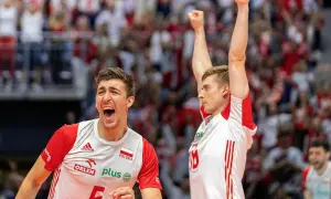 Dwóch polskich siatkarzy świętuje zwycięstwo. Jeden z nich, z uniesionymi rękami, to niewątpliwie najlepszy siatkarz świata!