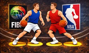 Dwóch koszykarzy, jeden w niebieskim, drugi w czerwonym, z piłkami w rękach, stoi naprzeciwko siebie. W tle loga FIBA i NBA. Ile kroków w koszykówce?