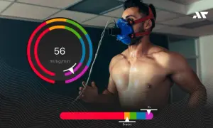 Mężczyzna w masce podczas testu wysiłkowego, mierzący VO2max. Wynik 56 ml/kg/min.