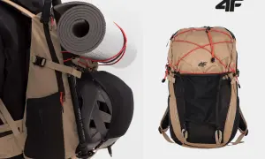 Plecak gotowy na trekking! Mata, kijki i kask spakowane. To idealny sprzęt na wyprawę, która pokaże Ci, trekking co to jest.