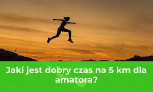 Sylwetka biegaczki w skoku na tle zachodzącego słońca. Czy Twój bieg na 5 km to dobry czas dla amatora?