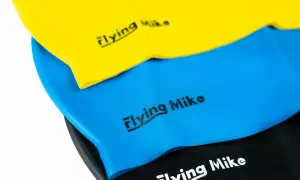Żółty czepek "Flying Mike" i inne w jaskrawych kolorach, gotowe na basen.