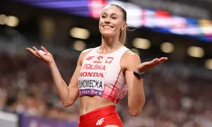 Uśmiechnięta lekkoatletka z Polski, Natalia Kaczmarek, świętuje swój potencjalny rekord świata na 400 m.