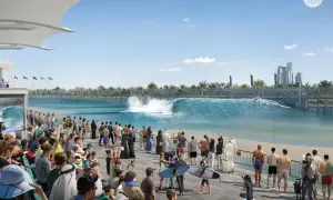 Ludzie oglądają surfing na sztucznej fali w największym basenie na świecie.