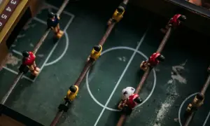 Stare figurki na stole do piłkarzyków, gotowe do gry. Każdy gracz marzy, by zostać legendą futbolu.
