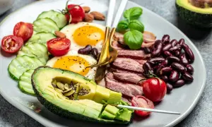 Talerz z jajkami sadzonymi, boczkiem, fasolą, awokado i warzywami. Czy dieta keto jest zdrowa?