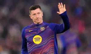 Robert Lewandowski w koszulce FC Barcelony, macha do kibiców. Zastanawiasz się, ile kosztuje Robert Lewandowski?