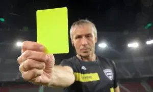 Żółta kartka: Kiedy sędzia sięga do kieszeni i co to znaczy?