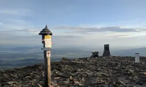 Szczyt Babiej Góry, gdzie jest, z drogowskazami i kamiennymi monumentami.