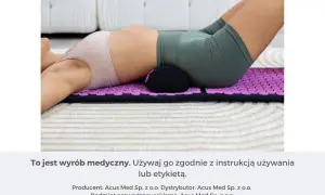 Kobieta leży na macie akupresurowej z wałkiem pod odcinkiem lędźwiowym, szukając ulgi w bólu kręgosłupa.