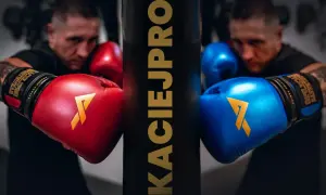 Bokser w czerwonych i niebieskich rękawicach, z logo KACIEJPRO. Różne rozmiary rękawic bokserskich dostępne dla każdego wojownika.