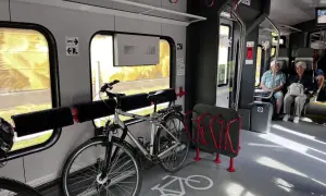Wygodna podróż z rowerem w Kolejach Mazowieckich. Rower stoi w specjalnym miejscu, obok siedzeń dla pasażerów.