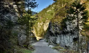 Kamienne wąwozy i drewniane kładki tworzą malownicze zakopane trasy dla seniorów.