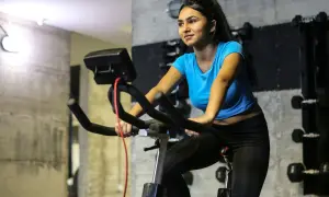 Rower stacjonarny: Jak wzmocnić kolana? Bezpieczny trening krok po kroku