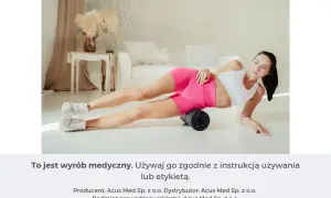 Kobieta wykonuje rolowanie po bieganiu, używając wałka do masażu mięśni.
