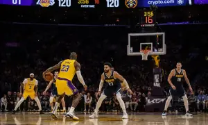 LeBron James z piłką w ręku podczas dogrywki. Wynik 120:120, do końca 3:56. W koszykówce dogrywka trwa 5 minut.