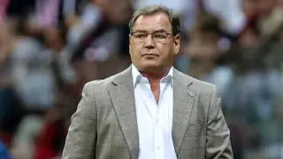 Jerzy Brzęczek, trener reprezentacji Polski, w garniturze na meczu.