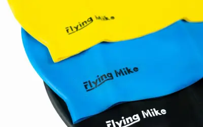 Żółty czepek "Flying Mike" i inne w jaskrawych kolorach, gotowe na basen.