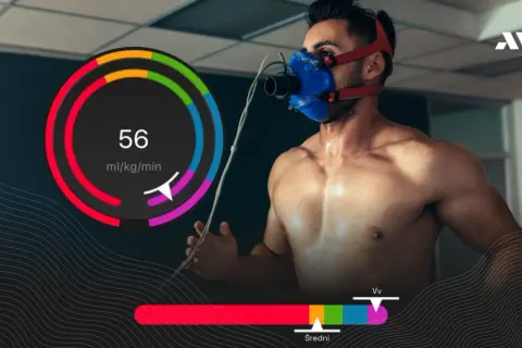 Mężczyzna w masce podczas testu wysiłkowego, mierzący VO2max. Wynik 56 ml/kg/min.