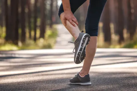 Ból łydek po bieganiu dopada wielu sportowców. Biegnąc po leśnej ścieżce, poczułem nagły dyskomfort.