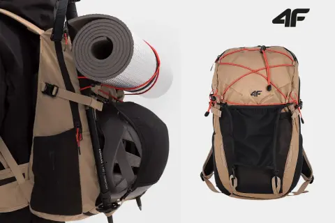 Plecak gotowy na trekking! Mata, kijki i kask spakowane. To idealny sprzęt na wyprawę, która pokaże Ci, trekking co to jest.
