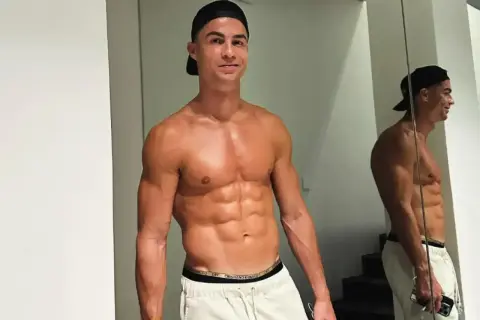 Cristiano Ronaldo, legenda portugalskiego futbolu, prezentuje swoją imponującą formę.