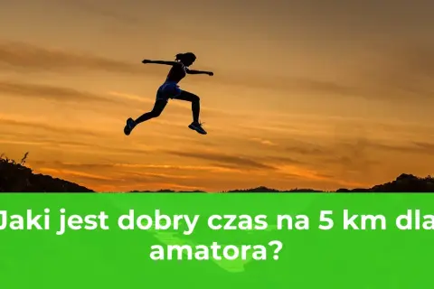Sylwetka biegaczki w skoku na tle zachodzącego słońca. Czy Twój bieg na 5 km to dobry czas dla amatora?