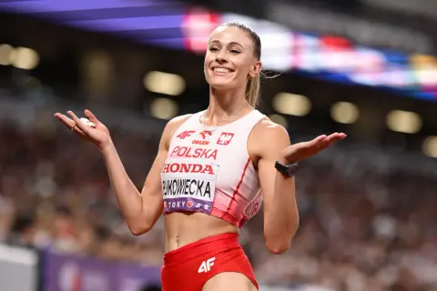 Uśmiechnięta lekkoatletka z Polski, Natalia Kaczmarek, świętuje swój potencjalny rekord świata na 400 m.