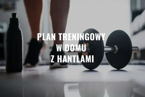 Gotowy na trening FBW w domu z hantlami? Na zdjęciu widzimy hantle, butelkę z wodą i sylwetkę osoby ćwiczącej.