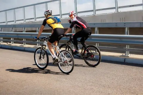 Dwie osoby na rowerach, spalanie **jazda na rowerze kalorie** to świetny sposób na aktywność.