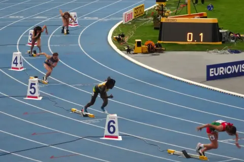 Biegaczki na 400 m, jedna z nich walczy o rekord Polski.