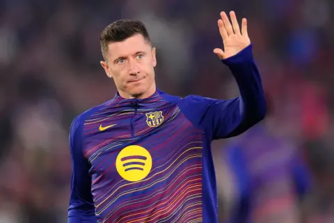 Robert Lewandowski w koszulce FC Barcelony, macha do kibiców. Zastanawiasz się, ile kosztuje Robert Lewandowski?