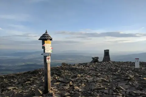 Szczyt Babiej Góry, gdzie jest, z drogowskazami i kamiennymi monumentami.