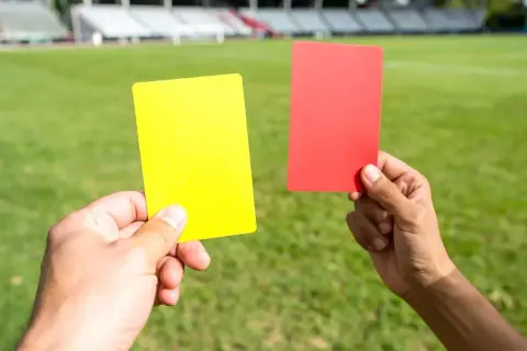 Kartki w siatkówce: Za co sędzia pokazuje żółtą, czerwoną i obie naraz?
