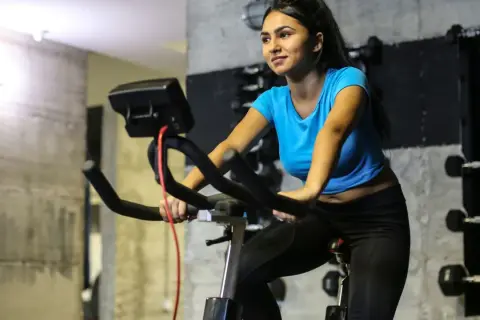 Rower stacjonarny: Jak wzmocnić kolana? Bezpieczny trening krok po kroku
