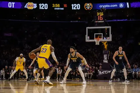 LeBron James z piłką w ręku podczas dogrywki. Wynik 120:120, do końca 3:56. W koszykówce dogrywka trwa 5 minut.