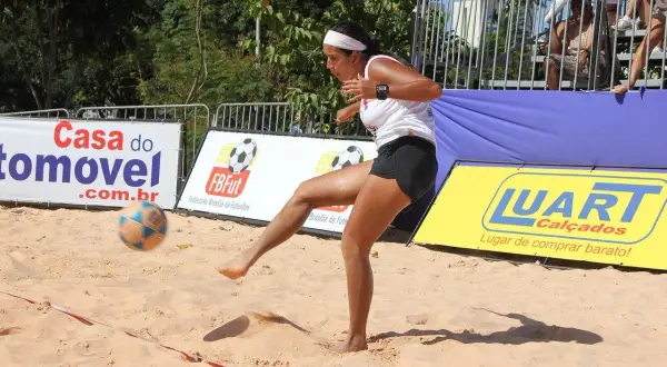Odbicie nogą w siatkówce: Mit czy fakt? Co mówią przepisy FIVB?