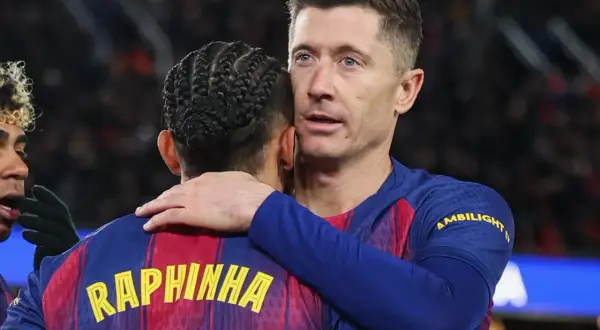 Robert Lewandowski obejmuje Raphinhę. Obaj piłkarze FC Barcelony, walczący o tytuł króla strzelców La Liga.