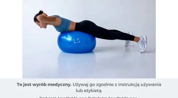 Kobieta wykonuje ćwiczenie na dużej, niebieskiej piłce do ćwiczeń. Rozmiar piłki jest odpowiedni do jej wzrostu.