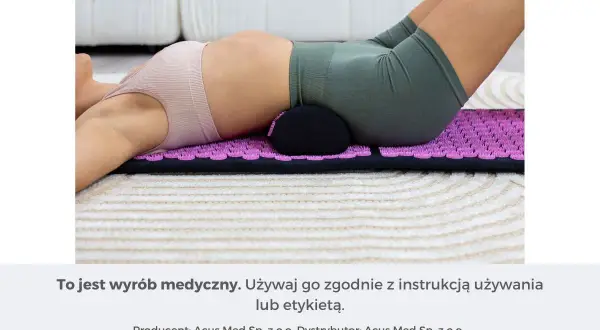 Kobieta leży na macie akupresurowej z wałkiem pod odcinkiem lędźwiowym, szukając ulgi w bólu kręgosłupa.