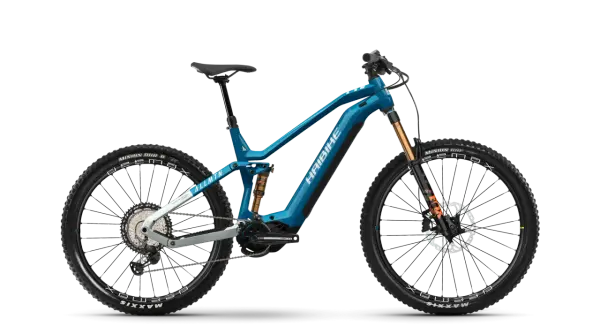Niebieski rower elektryczny Haibike AllMtn 10 z pełnym zawieszeniem, gotowy na górskie wyzwania.