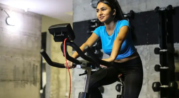 Rower stacjonarny: Jak wzmocnić kolana? Bezpieczny trening krok po kroku