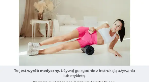 Kobieta wykonuje rolowanie po bieganiu, używając wałka do masażu mięśni.
