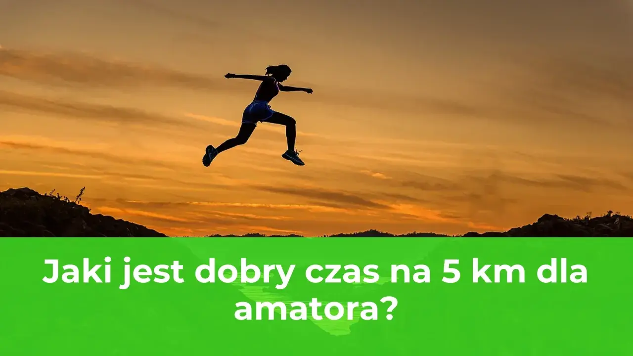 Sylwetka biegaczki w skoku na tle zachodzącego słońca. Czy Twój bieg na 5 km to dobry czas dla amatora?