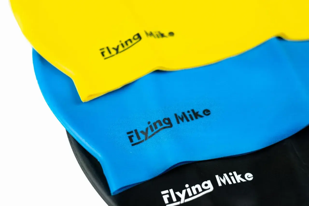 Żółty czepek "Flying Mike" i inne w jaskrawych kolorach, gotowe na basen.