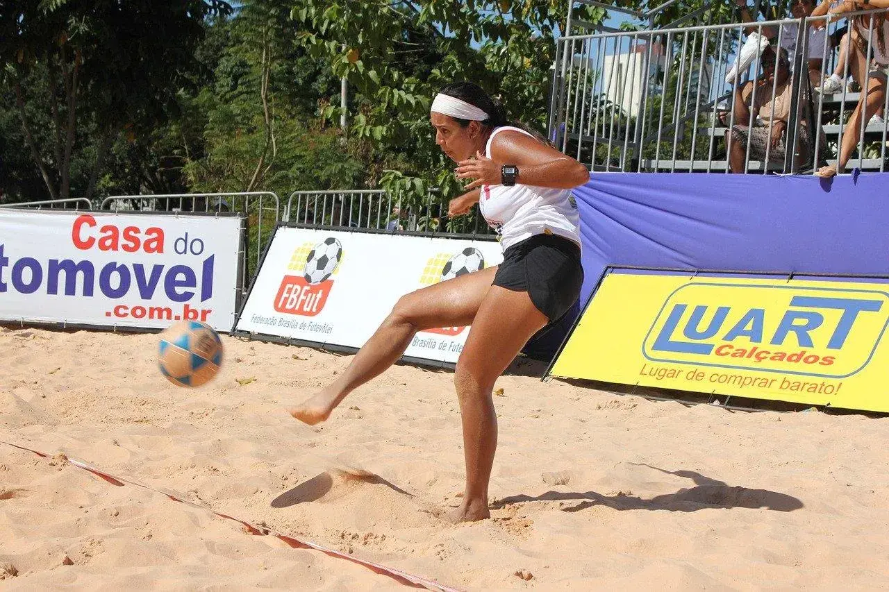 Odbicie nogą w siatkówce: Mit czy fakt? Co mówią przepisy FIVB?