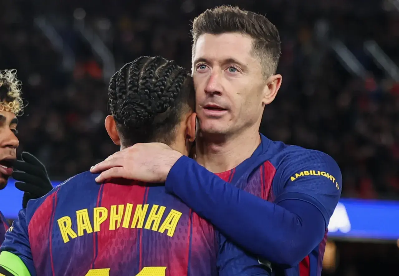 Robert Lewandowski obejmuje Raphinhę. Obaj piłkarze FC Barcelony, walczący o tytuł króla strzelców La Liga.