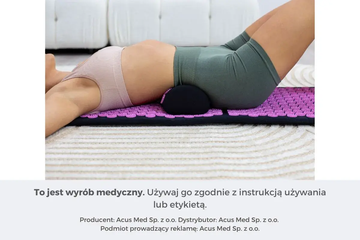 Kobieta leży na macie akupresurowej z wałkiem pod odcinkiem lędźwiowym, szukając ulgi w bólu kręgosłupa.