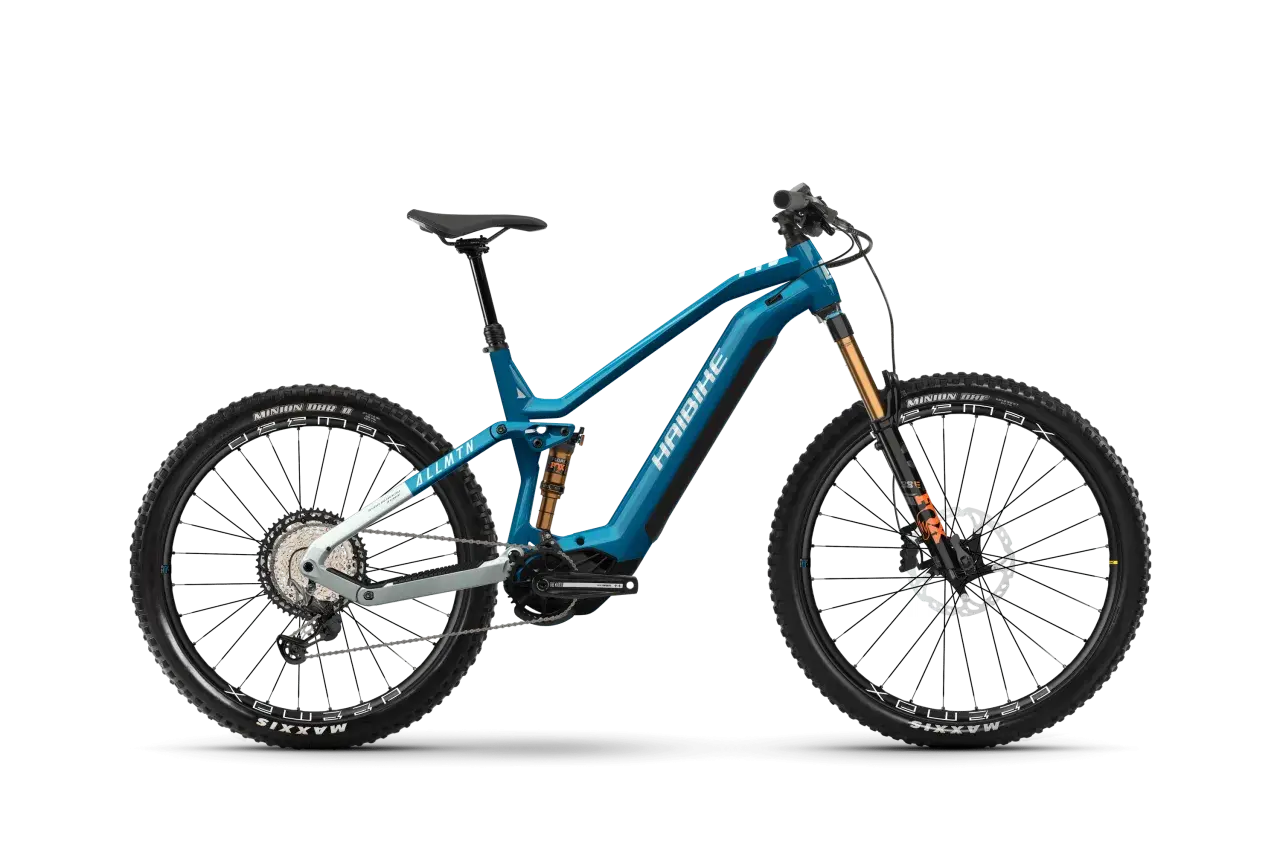 Niebieski rower elektryczny Haibike AllMtn 10 z pełnym zawieszeniem, gotowy na górskie wyzwania.