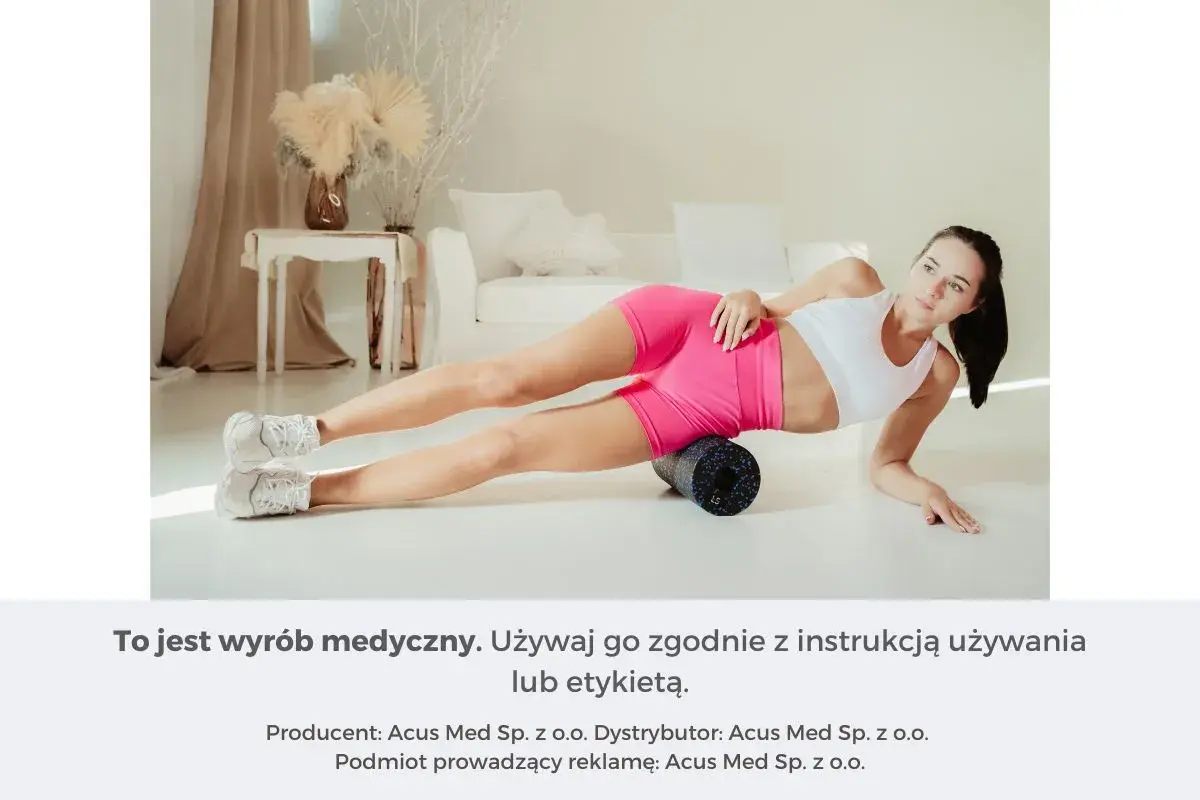 Kobieta wykonuje rolowanie po bieganiu, używając wałka do masażu mięśni.